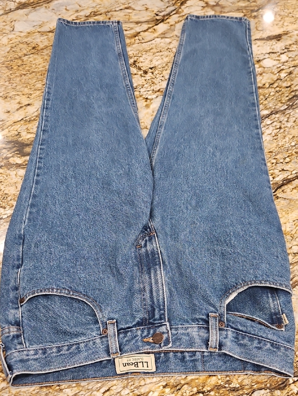 L.L. Bean Men's  Classic Fit Blue Denim Jeans. Size 33/28 Inseam 28" Rise 10"
